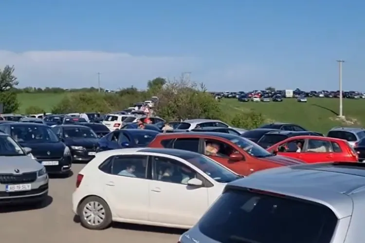 VIDEO Sute de turiști blocați în trafic cu orele în Cheile Turzii:„Nici pe centura Parisului n-am prins așa ceva. Degeaba ai poliție”