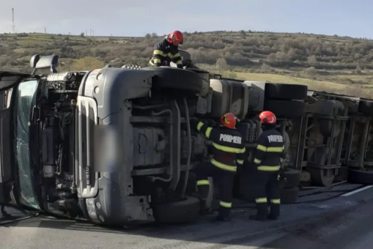 Accident cu două TIR-uri pe DN1 E60, în Cluj! Unul dintre ele, plin de pui vii, s-a răsturnat pe drum în urma impactului - FOTO VIDEO