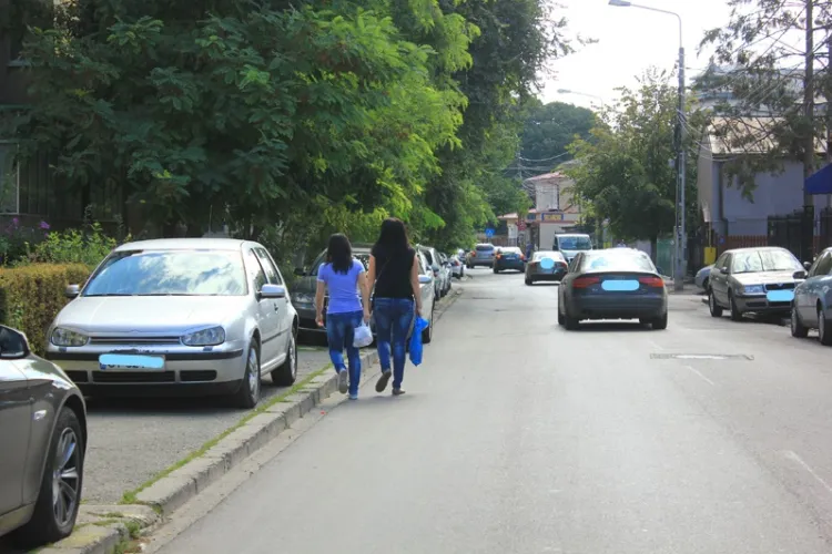 Unii pietoni n-au pe unde trece într-un cartier din Cluj-Napoca! Sunt forțați să meargă pe carosabil: „Nu există o cale minimă de acces”