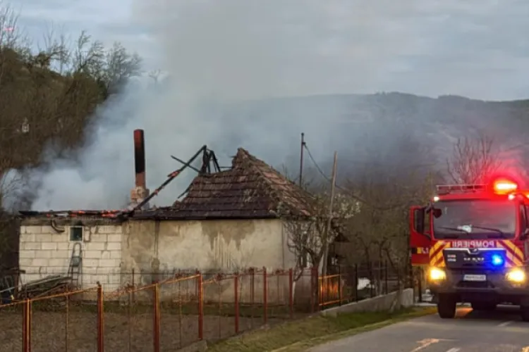 Incendiu într-o localitate din Cluj! Casa unor clujeni a fost cuprinsă de flăcări, chiar în Sâmbăta Mare! Pompierii au intervenit de urgență FOTO 