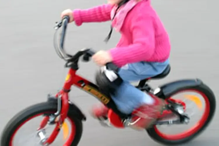 Gest revoltător în Parcul Central din Cluj! Un șofer a trecut cu mașina peste bicicleta unei fetițe și a fugit: „A văzut că e stricată și a plecat”