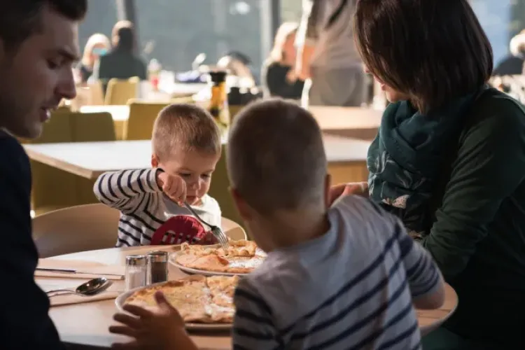 Părinții cu copii energici, puși la zid de o tânără sătulă să audă urlete în restaurante, la sală sau în autobuze: „Nu e nimeni obligat să îi tolereze”