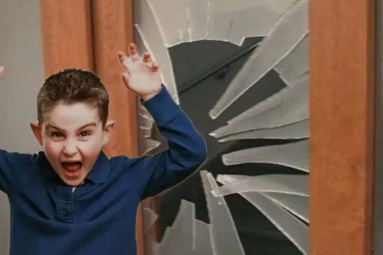 Incident șocant la o școală! Un elev de doar 9 ani a spart geamurile clasei cu mâinile goale și a amenințat profesorul în timpul orei
