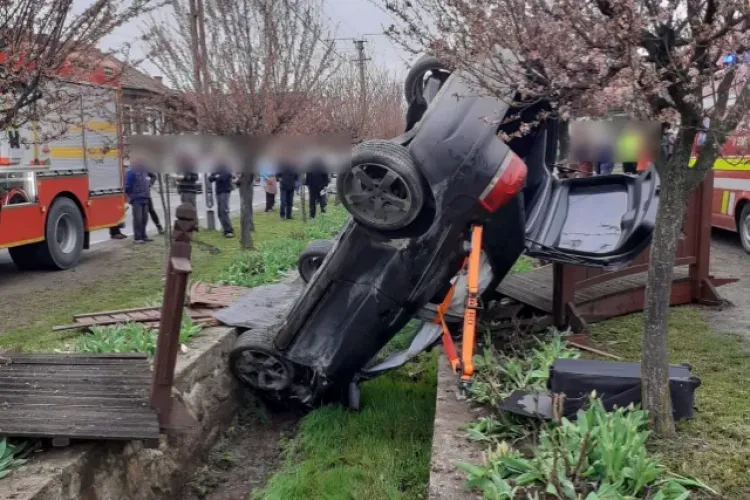 Cluj -Accident grav cu 4 persoane rănite, din care una încarcerată. Pompierii se chinuie să o extragă în siguranță. A fost trimis elicopterul SMURD-FOTO