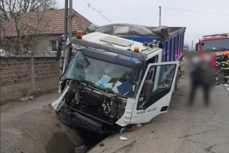 Cluj- Accident în această dimineață: Un șofer de 55 de ani a ajuns cu basculanta în șanț. A fost transportat de urgență la spital FOTO