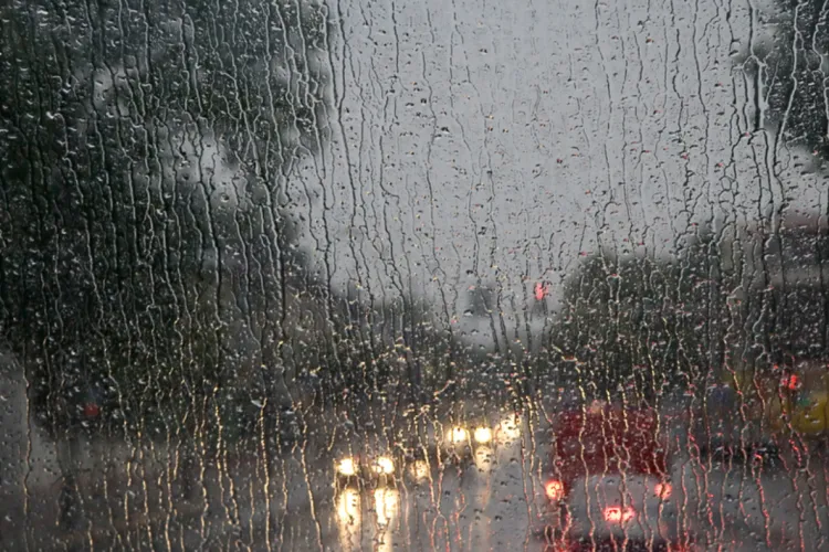 Mesaj RO ALERT de vreme tot mai rea la Cluj. Codul galben a fost transformat în COD PORTOCALIU pentru această seară