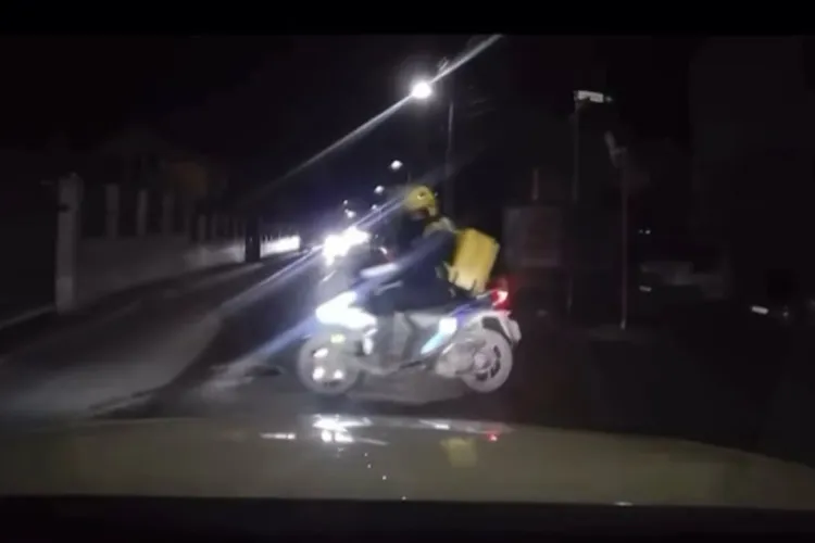 Neatenția poate costa scump! Un livrator de mâncare, la un pas să fie spulberat de o mașină. De vină era chiar el VIDEO