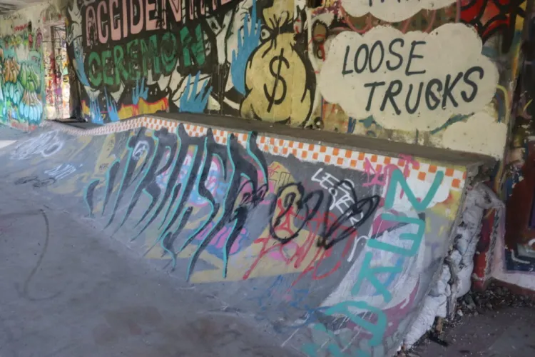 Skaterii din Cluj au spus „pas” promisiunilor și „start” construcției! Au transformat o fostă clădire militară într-un skatepark indoor pe banii lor