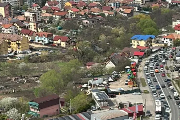 Accident pe strada Frunzișului din Cluj: Motociclist rănit, în urmă cu puține momente, în urma impactului cu o mașină. Implicată și o autoutilitară