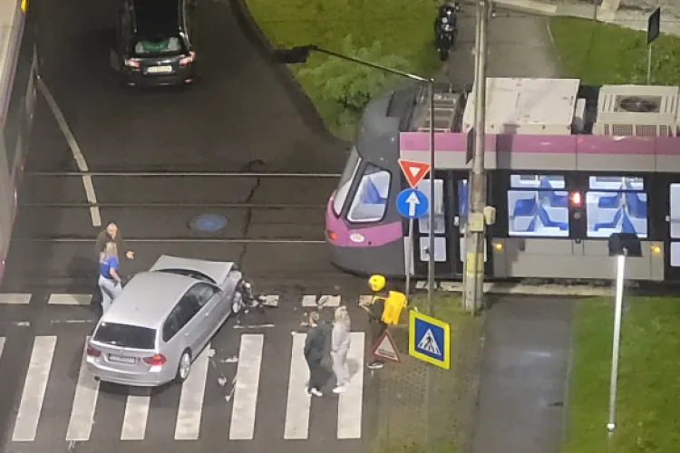 Accident pe strada Primăverii din Cluj-Napoca! Au fost implicate o mașină și un tramvai. BMW-ul s-a făcut praf în urma impactului - FOTO