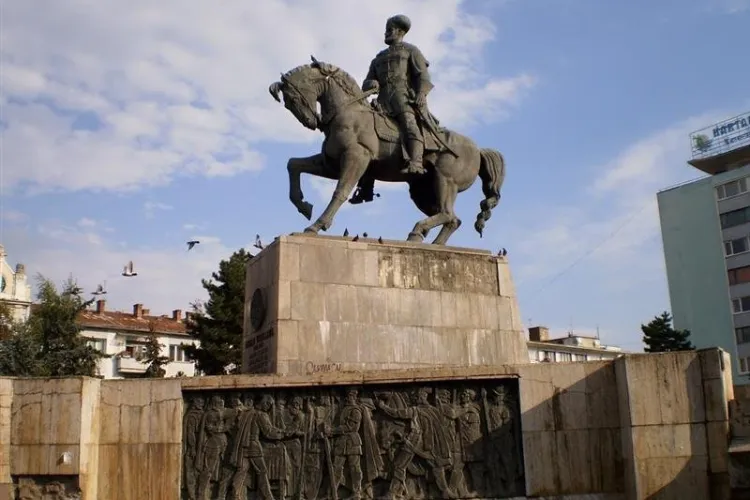 Clujul nu mai e ce-a fost! Două adolescente, TÂLHĂRITE și ABUZATE în Piața Mihai Viteazu. Agresorul consumase stupefiante și le-a amenințat cu o armă