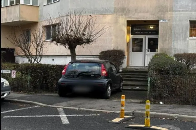 Probleme grave într-un cartier din Cluj-Napoca! Un șofer fără scrupule blochează intrarea într-un bloc cu zilele: „Avem persoane cu dizabilități” 