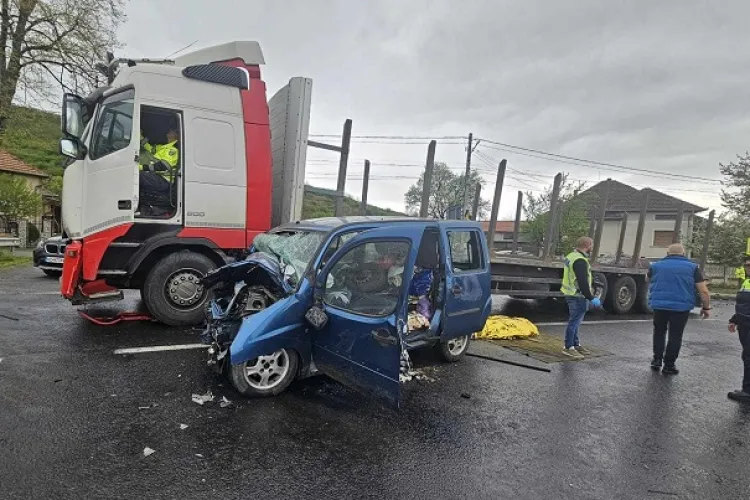 Tragedie înainte de Paște! Un bărbat de 74 de ani și-a pierdut viața, după ce s-a ciocnit frontal cu un TIR