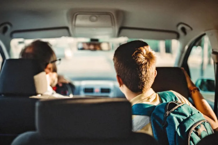 Pericol la fiecare pas în Cluj-Napoca! Accesul la grădiniță s-a transformat într-un obstacol pentru copii din cauza mașinilor: „Blochează trotuarul” 