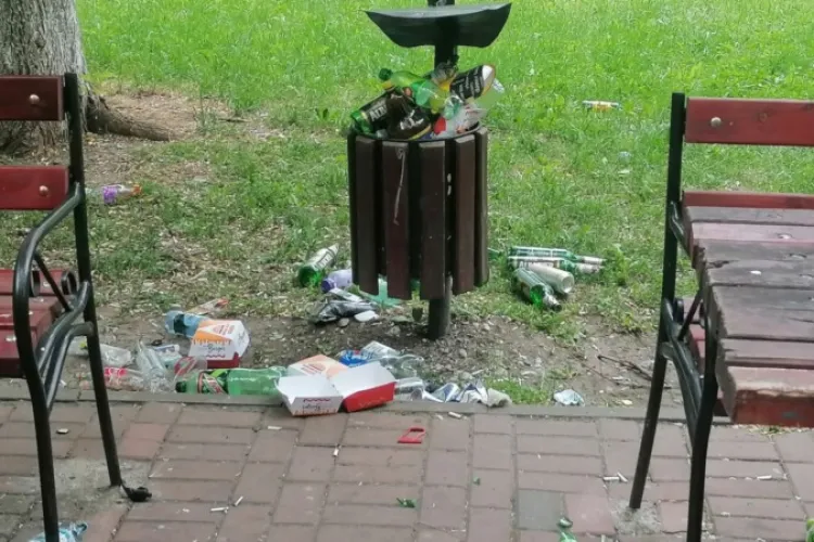 Mizerie de nedescris într-un parc din Cluj-Napoca! Spațiul verde, plin de fecale și echipamente distruse: „Este foarte neîngrijit”