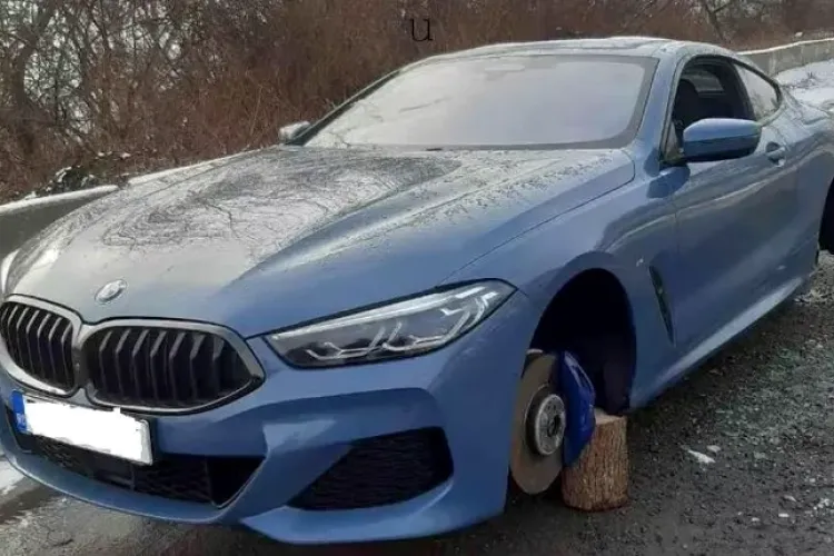 „Plătește datoria și îţi vezi roata” - Mesajul lăsat în parbrizul unui clujean care s-a trezit cu mașina pe butuci/ Hoții i-au furat roata în timpul nopții