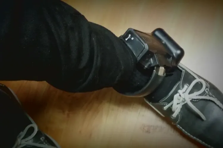 Un elev s-a ales cu brățară electronică după ce a lovit un băiat: Interdicții drastice pentru agresorul de 15 ani