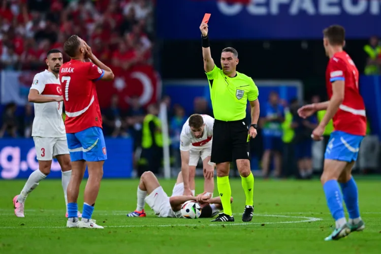 Derby-ul FCSB - CFR Cluj din această seară va avea la centru un arbitru care deține un record european de cartonașe