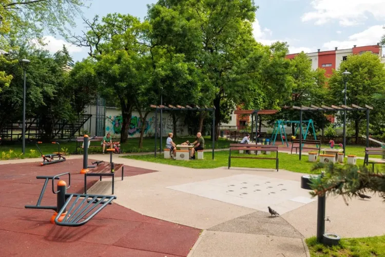 Un parc din Cluj-Napoca și-a pierdut „farmecul” din cauza mirosului puternic de canal. Clujenii cer intervenția autorităților 