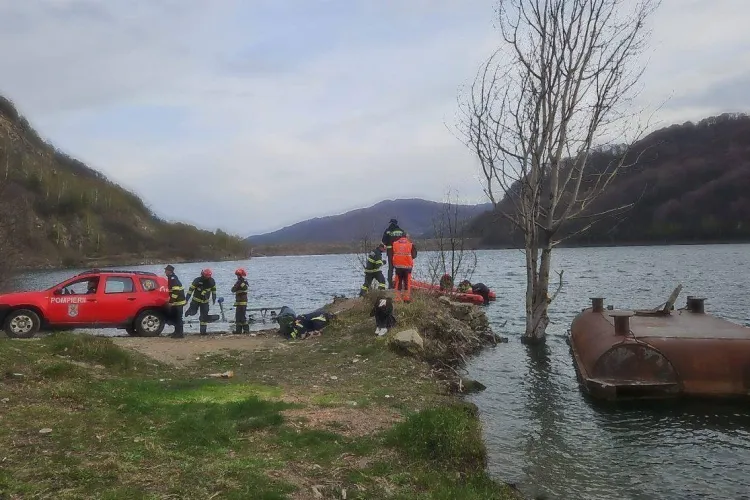 FOTO. Intervenție înainte de Paște pentru găsirea unui pompier căzut într-un lac de acumulare. Zona unde este dat dispărut are o adâncime de 50 de metri 