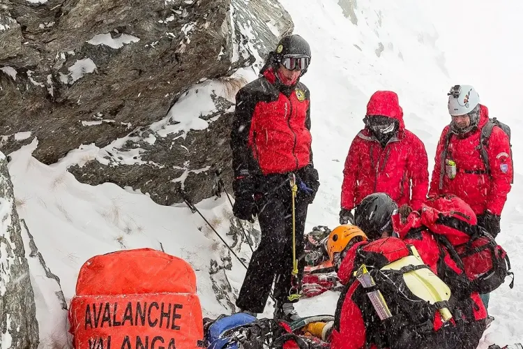 Operațiune de salvare la limită! Salvamontiștii au fost nevoiți să intervină la peste 1.700 metri altitudine pentru a salva un bărbat pierdut în munți