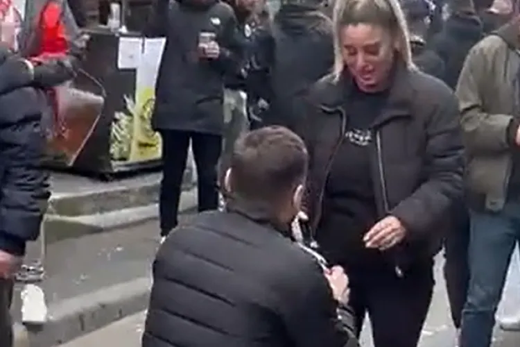 VIDEO Moment unic pe Piezisă, în Cluj: Andrada, suporter înfocat, a fost cerută în căsătorie în uralele fanilor înaintea meciului U Cluj-Dinamo