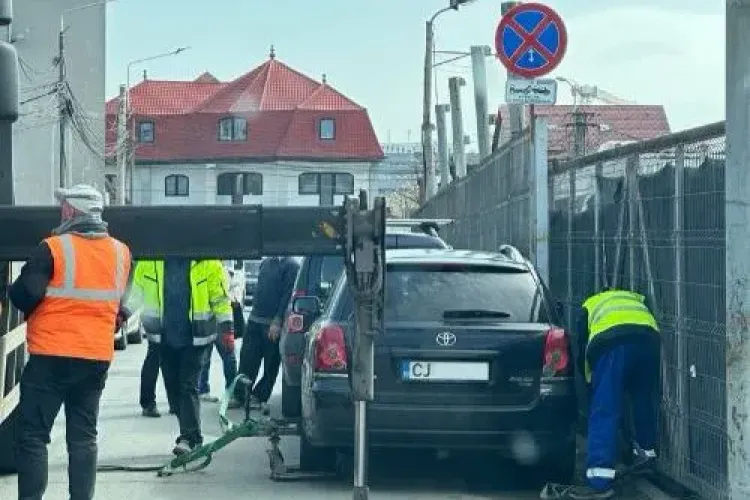 Culmea nesimțirii la Cluj: A parcat fix sub semnul de „oprire interzisă”. Nici ironia și nici autoritățile nu l-au iertat FOTO