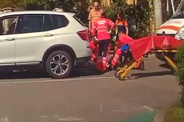VIDEO Accident în Cluj-Napoca, în apropiere de Piața 14 Iulie. Un biciclist a fost rănit de impactul cu un SUV BMW