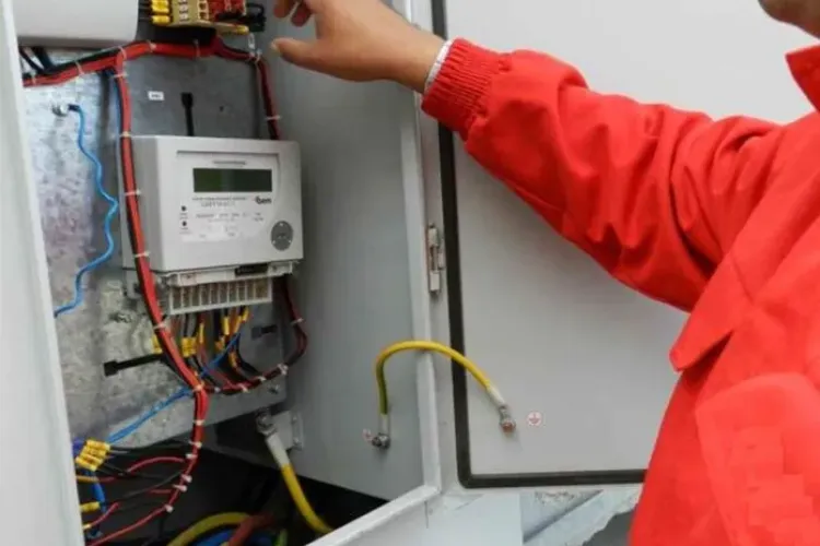 Se fură curent în Cluj! O femeie și-a „alimentat” casa ilegal, printr-o instalație clandestină. Riscă să ajungă după gratii de dragul economiilor