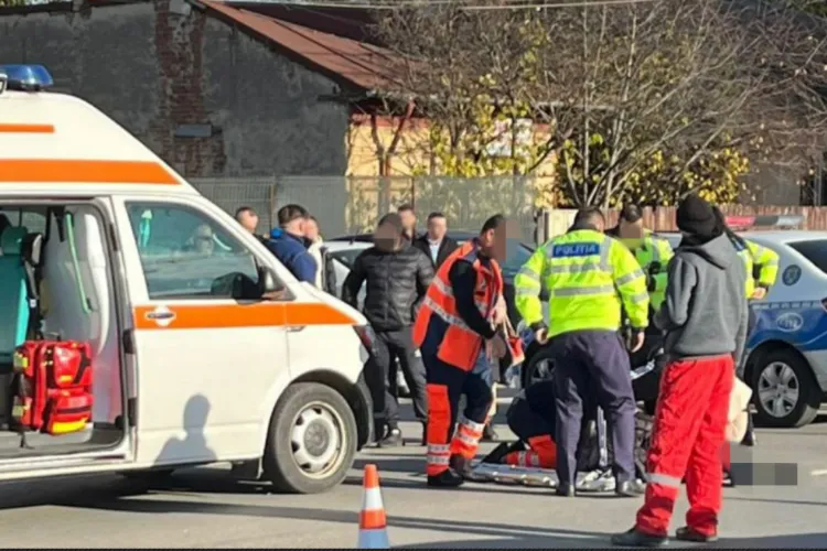Copil de trei ani, rănit într-un accident care a avut loc în Cluj, în urmă cu puțin timp. Echipajele de urgență îi acordă îngrijiri la fața locului