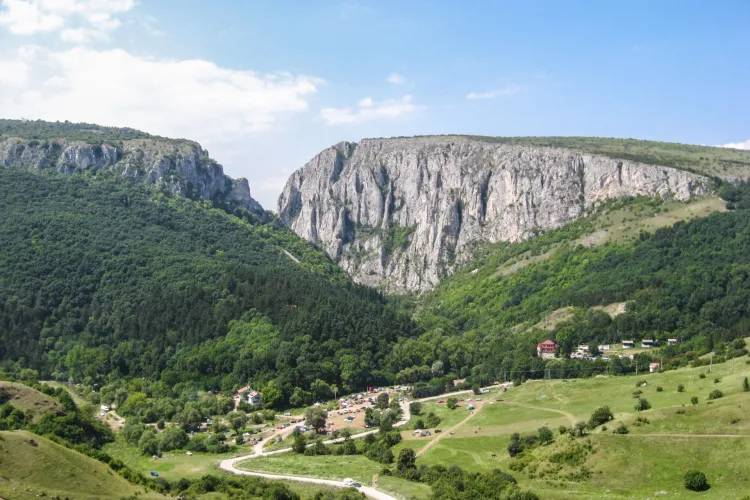 Cluj: Scandal monstru în Cheile Turzii! Doi bărbați s-au bătut fără milă pe terasa unui local / Și-au împărțit pumni și palme în rezervația naturală