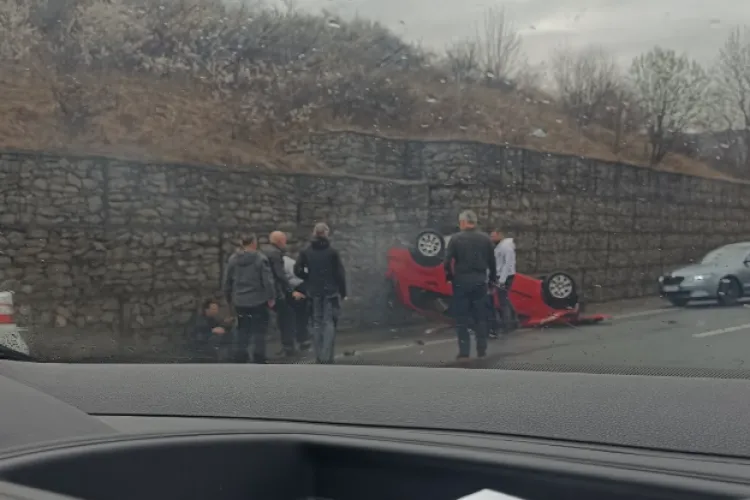 Accident șocant pe un drum din Cluj! Un șofer s-a răsturnat complet cu mașina. A lovit un zid de pe marginea drumului FOTO 