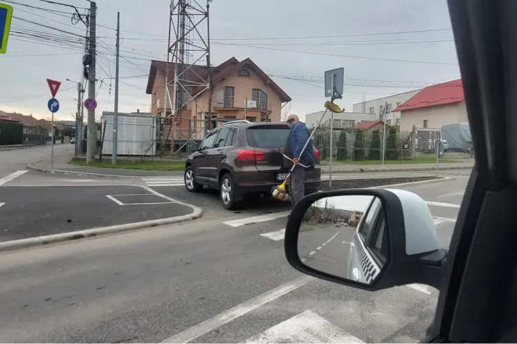 Parcare futuristă la Cluj! Un șofer și-a lăsat mașina în mijlocul unei treceri de pietoni. Părea că vrea să „traverseze” 