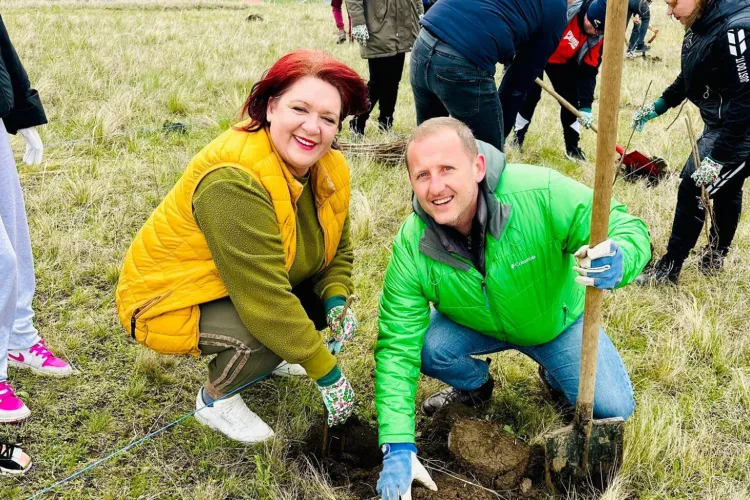 Acțiune de împădurire în Apahida: Vicepreședintele Consiliului Județean Cluj și primărița din Apahida au pus și ei mâna pe lopată FOTO