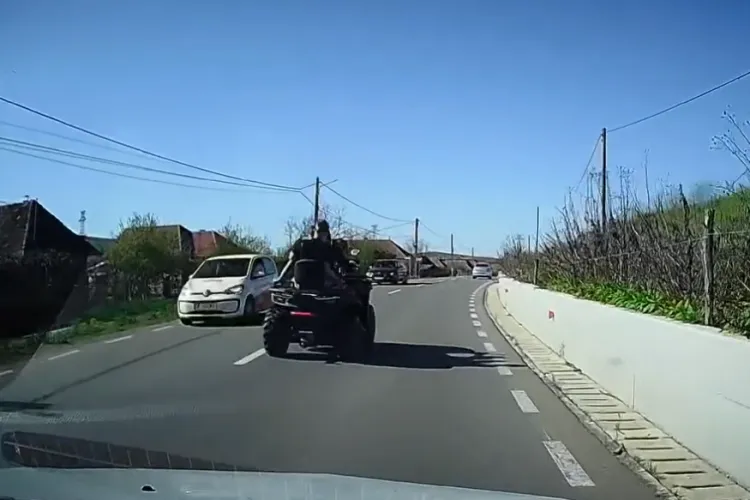 VIDEO Inconștienți cu ATV pe un drum din Cluj! Tineri pe un ATV, la un pas să ajungă în rai, după o depășire periculoasă. „Doi la rând îi puteau omorî”