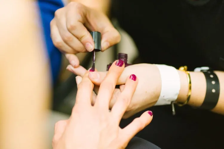 Manichiuristă din Cluj, prinsă după ce a comandat prin curier substanțe interzise „pentru probleme de vedere”. Judecătorii n-au crezut o iotă din ce a spus