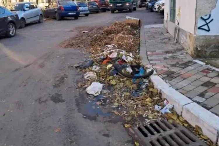 Dezastru pe un trotuar din Cluj-Napoca! Clujenii se plâng că a fost transformat într-o „groapă de gunoi”: „Este plin de deșeuri, ouă sparte și cărucioare”