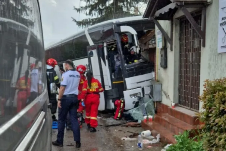 Un autocar cu 30 de persoane s-a izbit violent de o casă în Biharia, la intrarea în România. Șoferul a murit pe loc, 9 răniți duși la spital VIDEO