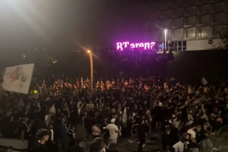 Solidaritate în alb-negru: Seară magică a suporterilor lui „U”, lângă Cluj Arena VIDEO