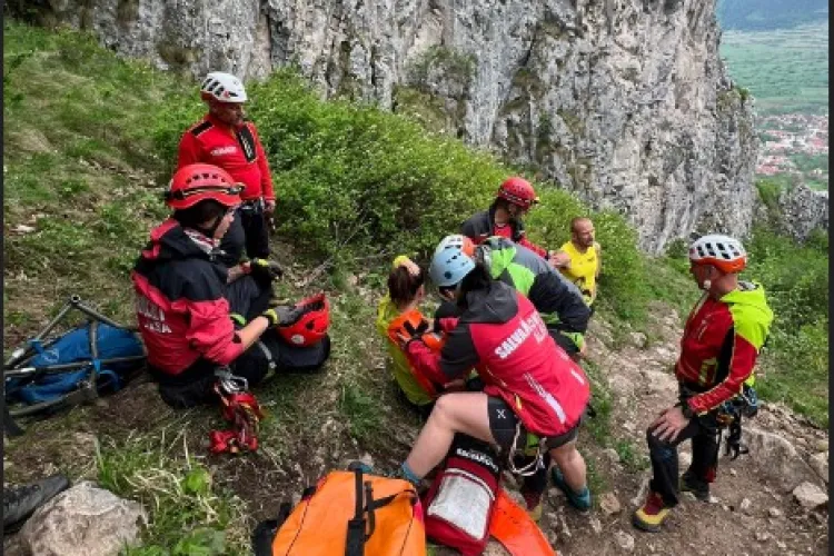 FOTO. Excursie transformată în coșmar! Intervenție contracronometru a salvamontiștilor pentru salvarea unei femei rănite pe munte 