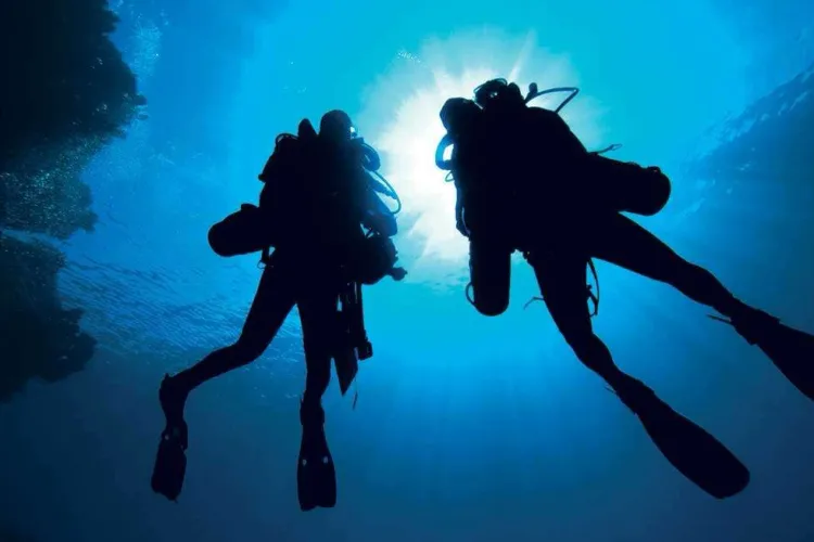 Noapte de groază pe lac: Un adolescent de 17 ani a dispărut în apă, după ce a căzut din barcă. Salvatorii încă îl caută