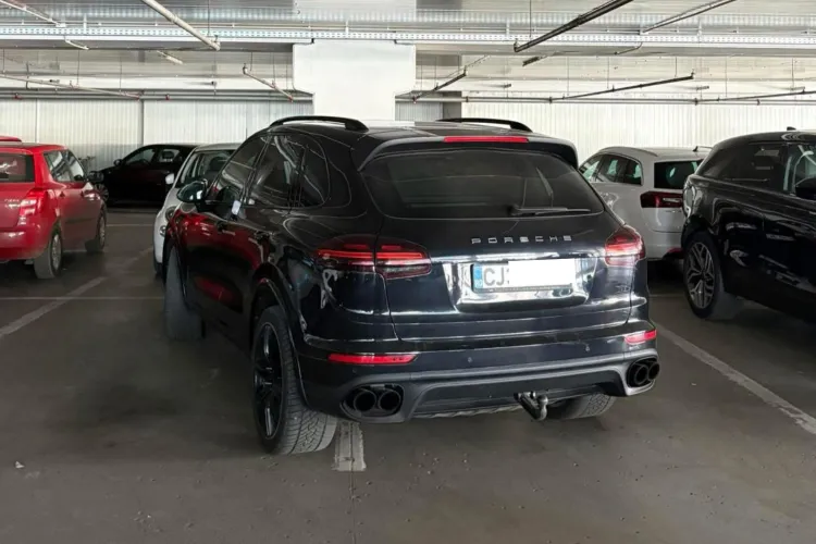 Când ai Porsche, dar n-ai respect: Un șofer din Cluj „parchează” pe două locuri, pentru că... poate. „Cu Porsche ne parcăm cum vrem?”