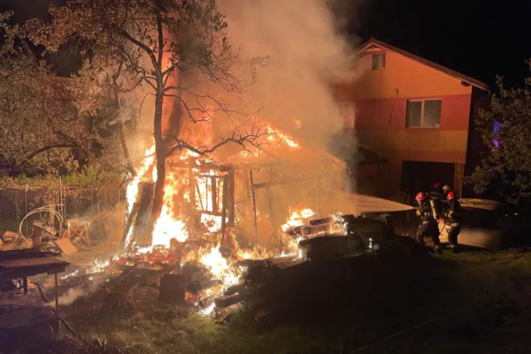 Incendiu violent în Cluj-Napoca: Flăcările au cuprins o întreagă gospodărie și au distrus totul în jur, inclusiv o mașină. Două case în pericol FOTO