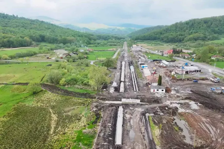 Calea ferată Cluj-Oradea nu va fi gata la termen, în vara anului 2026, așa cum s-a promis: „Un lot e un pic blocat”/ Pierdem fondurile din PNRR?