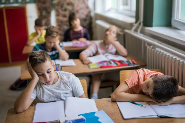 Ce notă la purtare primește un elev care nu vine la școală? Întrebarea care a „aprins” grupurile de părinți și profesori. Care este răspunsul 