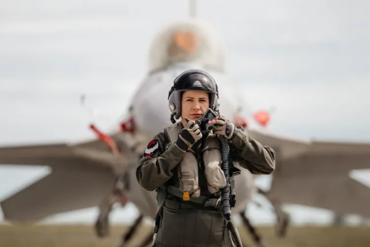 Cluj: Prima femeie pilot de F-16 Fighting Falcon din România, la Baza 71 Aeriană din Câmpia Turzii: ,,Meseria de pilot militar e cea mai frumoasă