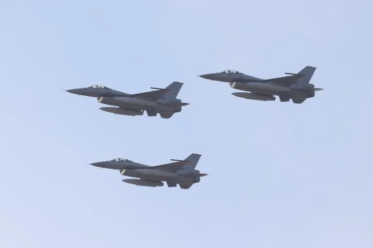 Armata Română este în alertă! S-au ridicat avioanele de luptă de la sol. Românii, avertizați cu mesaje RO-ALERT. Ce urmează