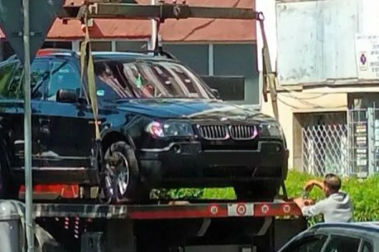 „Tratament exclusivist” pentru un BMW. Autoturismul, parcat aiurea, a fost tractat de autorități: „Dacă aveai nr. de telefon, era altceva”