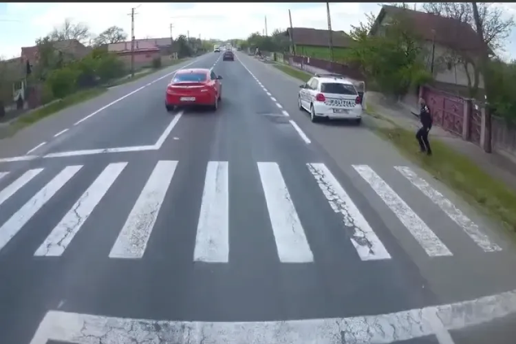 VIDEO Tupeu extrem al unui șofer pe străzile din Cluj: Depășește ilegal pe trecerea de pietoni chiar sub ochii polițiștilor. A urmat o urmărire ca-n filme 
