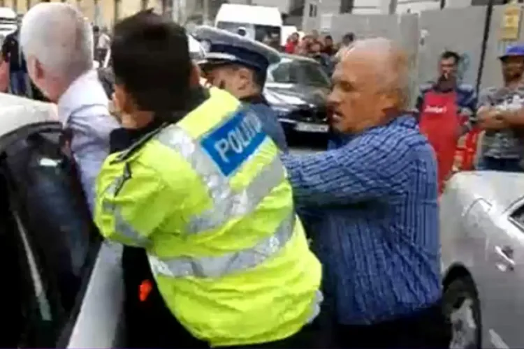 Scandal violent în Cluj-Napoca! Livrator de mâncare, snopit în bătaie de un șofer de BMW /  Agresorul voia prioritate, deși legea nu-i permitea